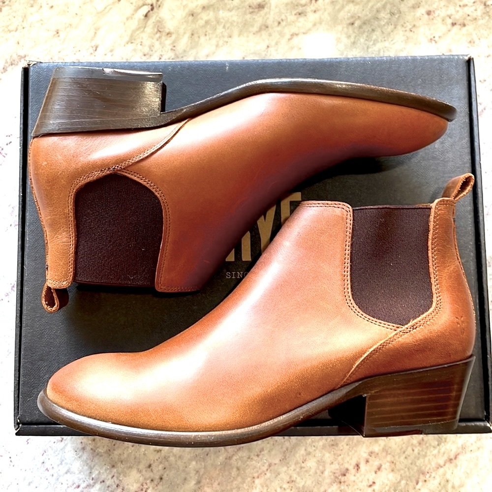 Frye Carson Chelsea Boot Cognac (Brown) Size 9 Brand New Never Worn, new in box